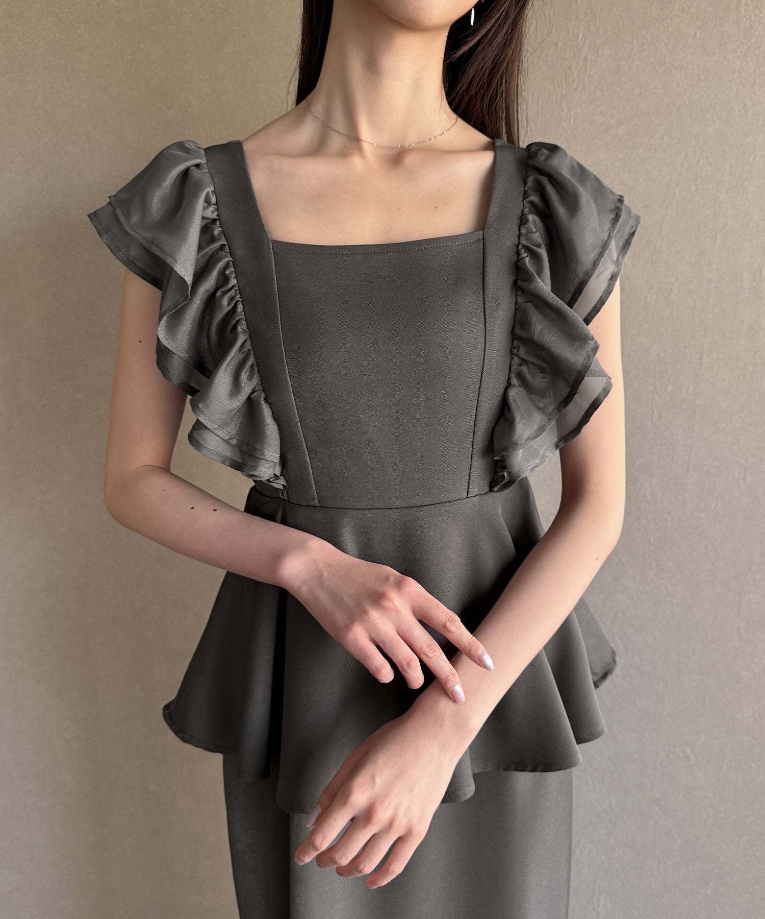 ジュノア JUNOAH バックリボンフリルタイトワンピース （チャコール） チャコール