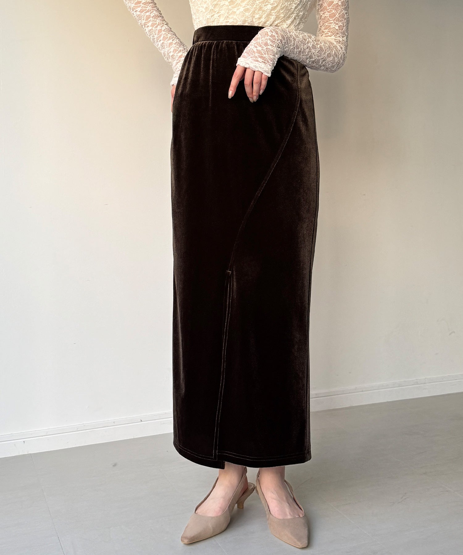 ジュノア JUNOAH カーブラインベロアスリットスカート （ブラウン） ブラウン