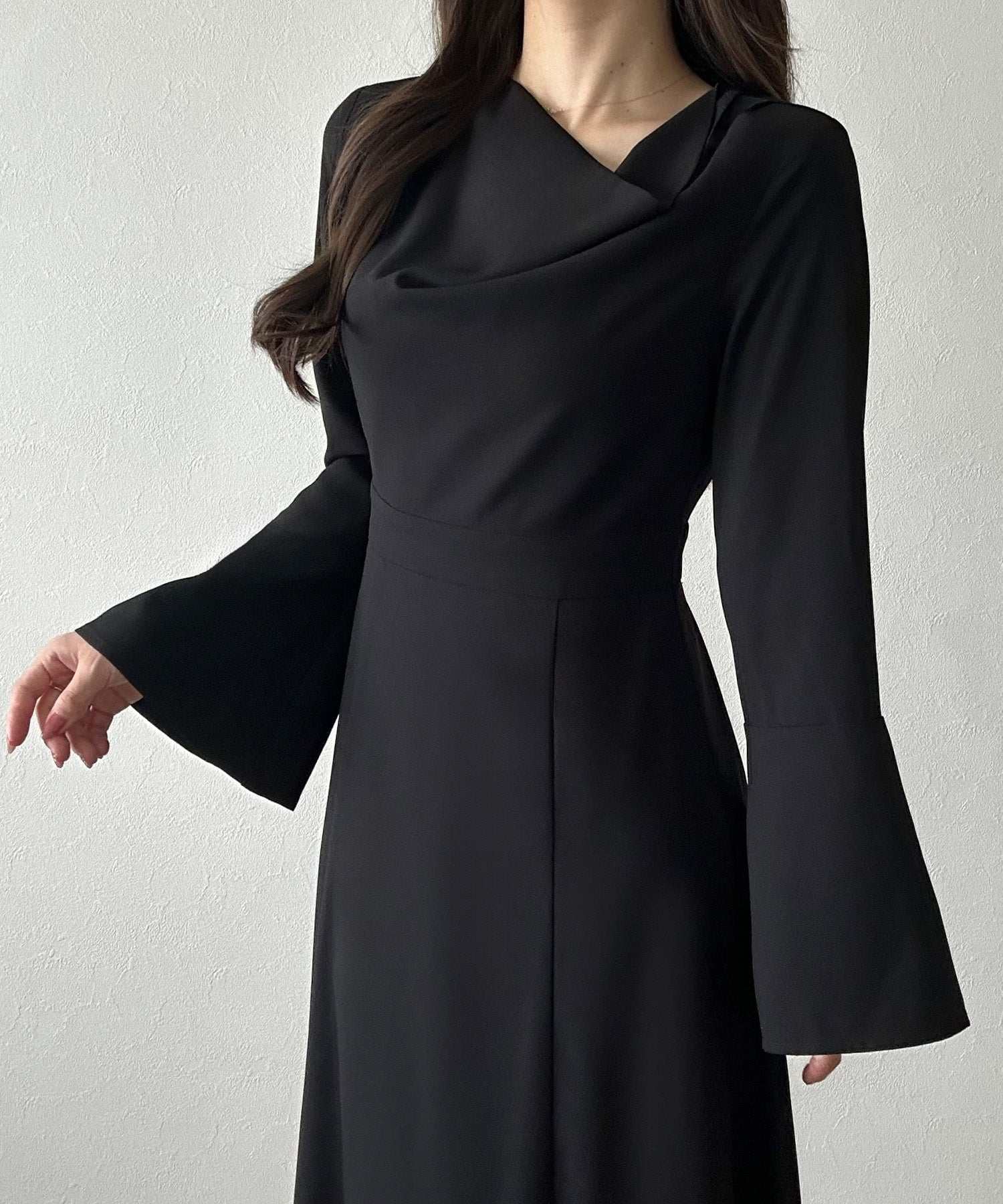 ジュノア JUNOAH 【薄くて軽いジョーゼット】フレアスリーブドレープワンピース （ブラック） ブラック