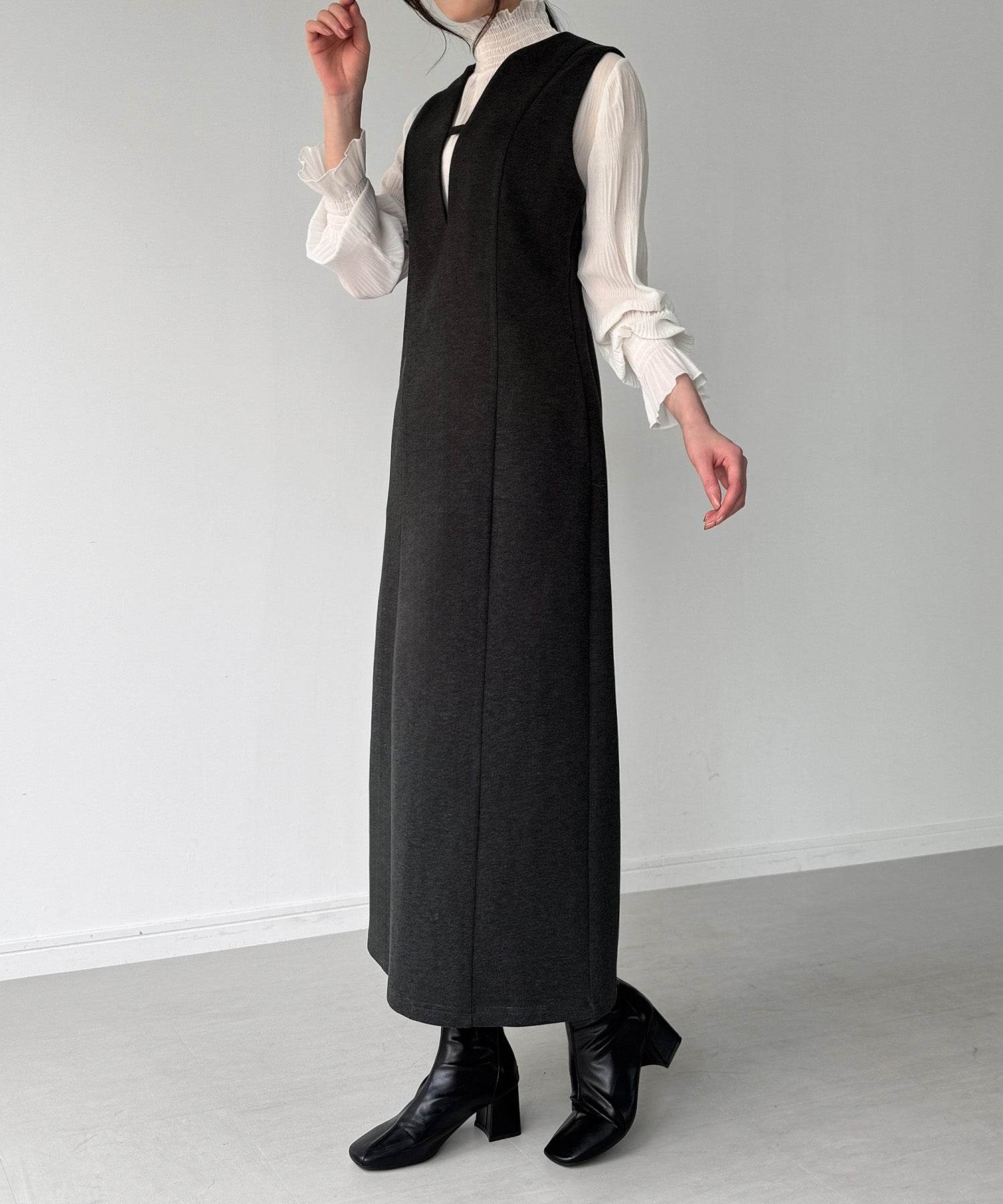 ジュノア JUNOAH バックオープンIラインワンピース （チャコール） チャコール