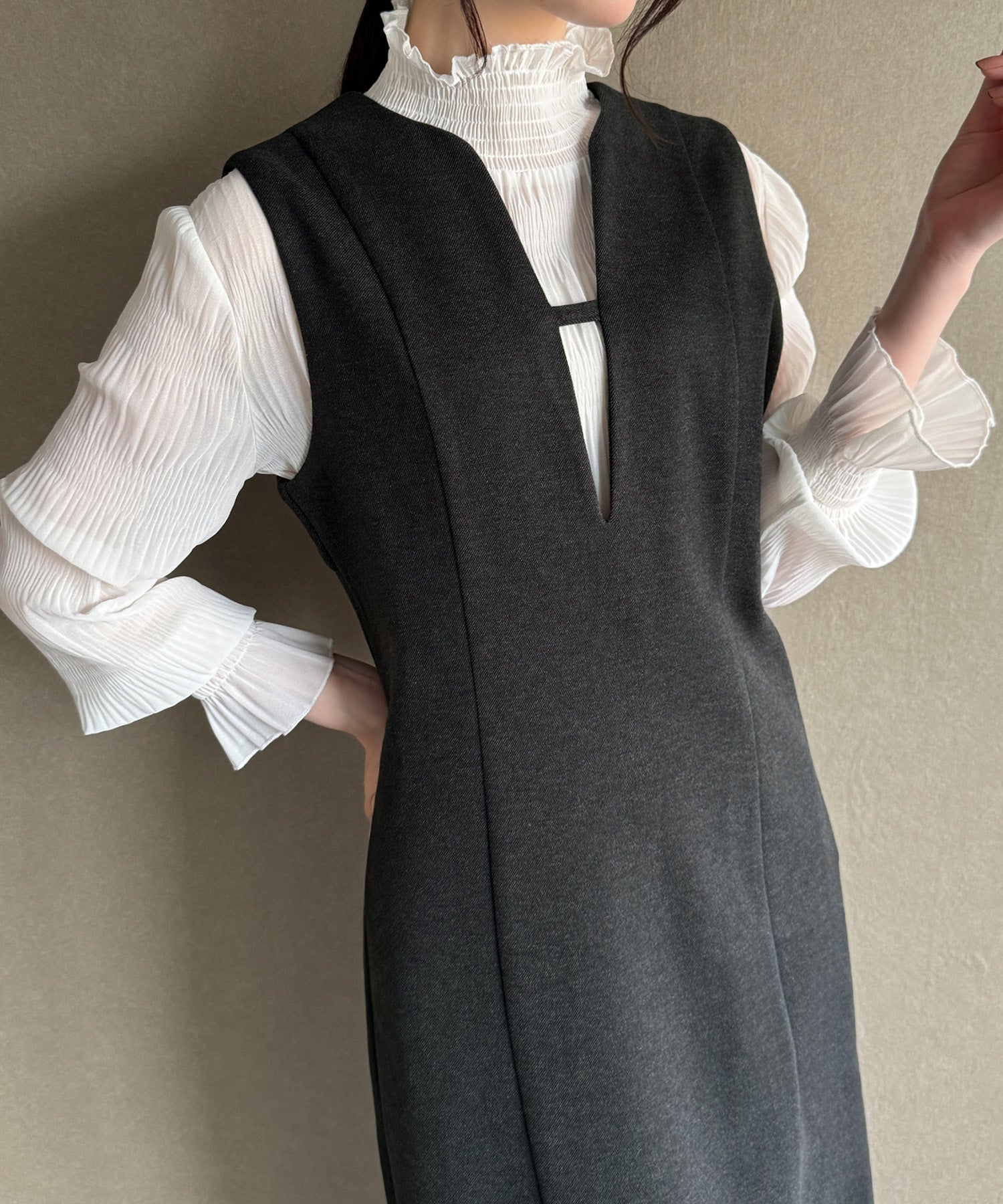 ジュノア JUNOAH バックオープンIラインワンピース （チャコール） チャコール