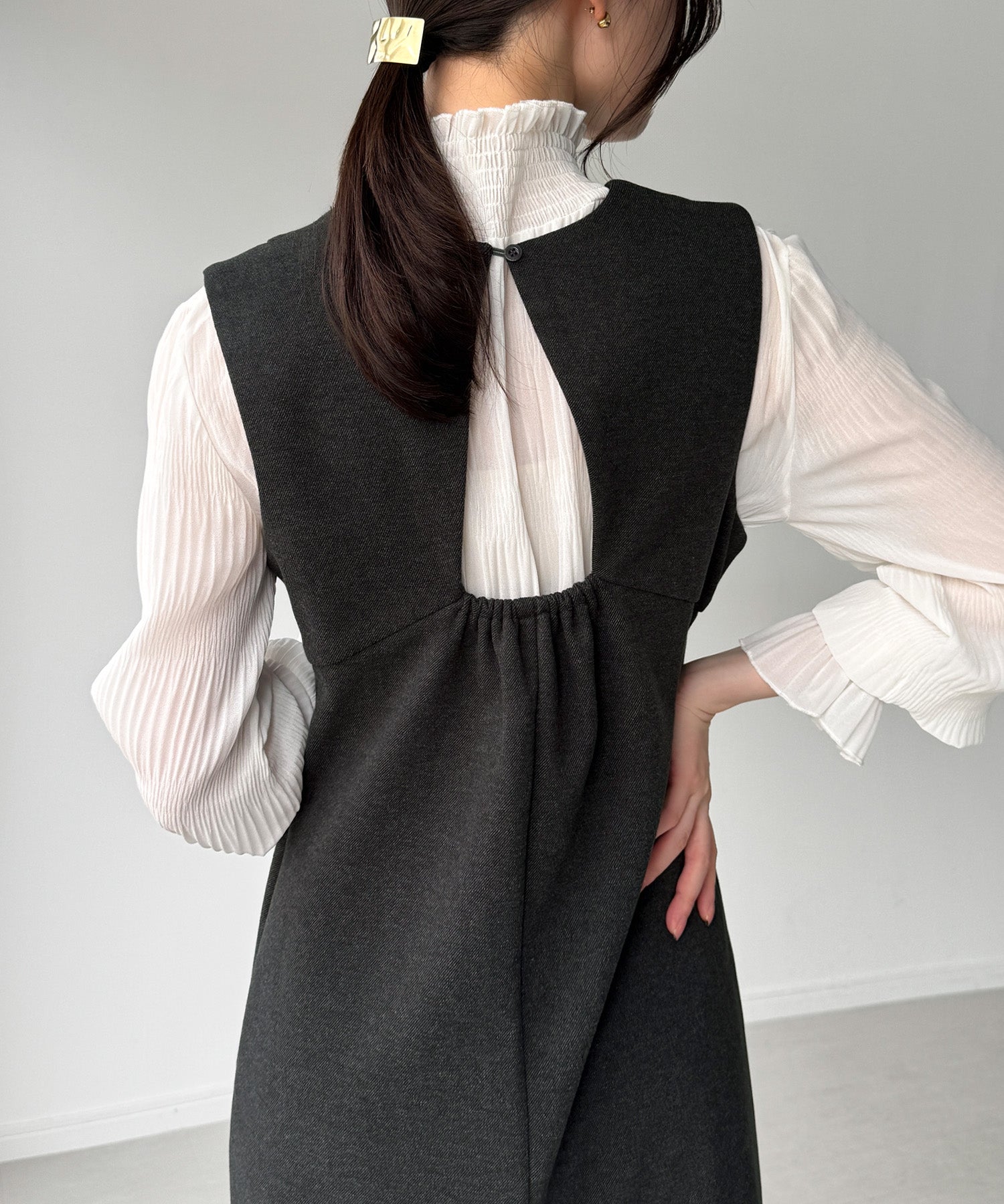 ジュノア JUNOAH バックオープンIラインワンピース （チャコール） チャコール