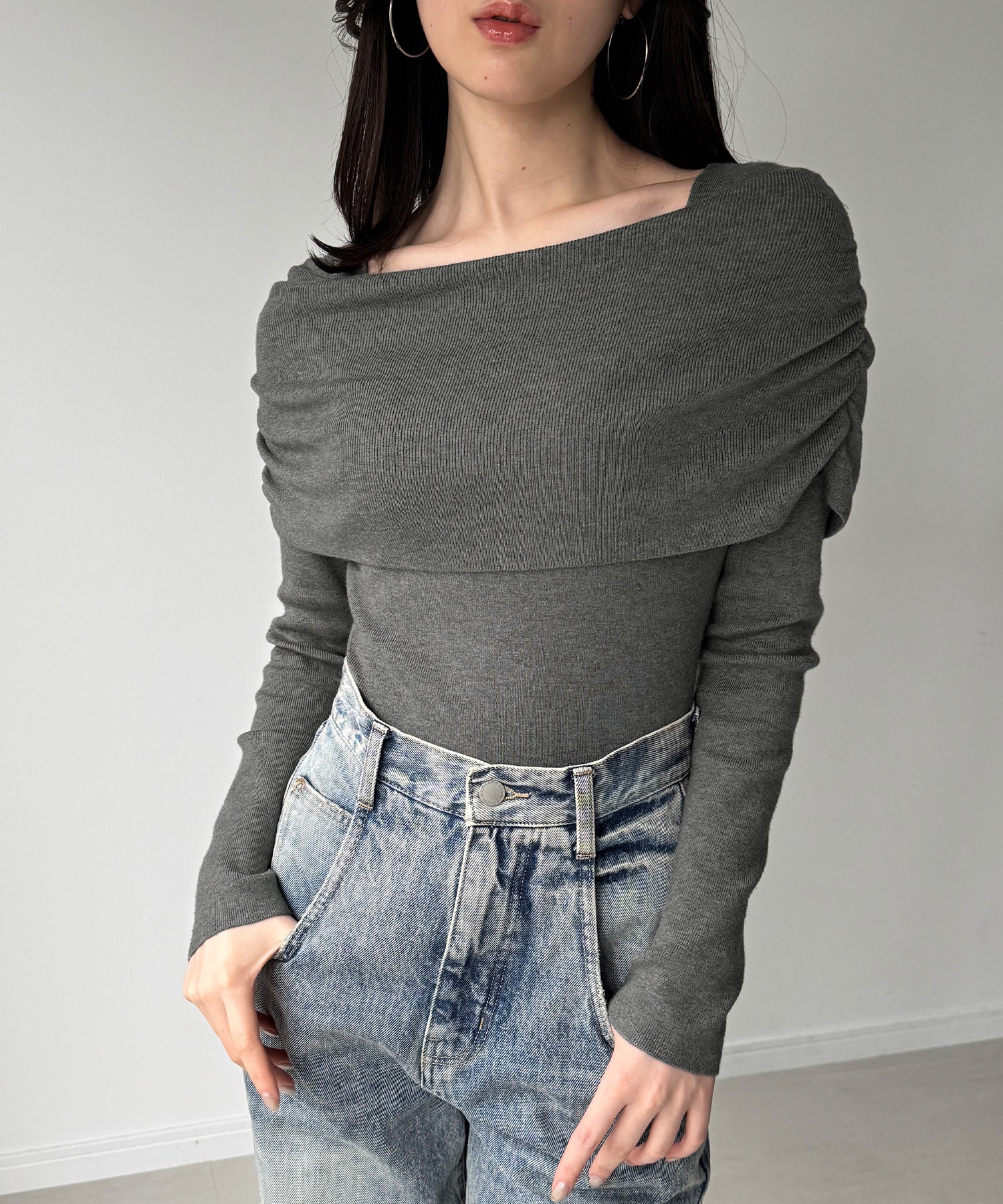 ジュノア JUNOAH オフショル風ドレープニット （チャコール） チャコール