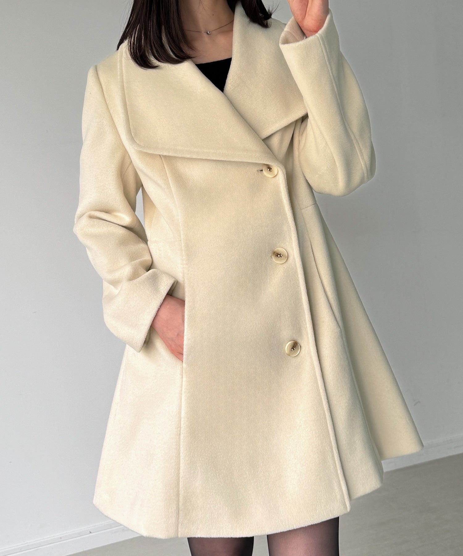 ジュノア JUNOAH ショールカラーミドル丈ウエストシェイプフレアコート （アイボリー） アイボリー