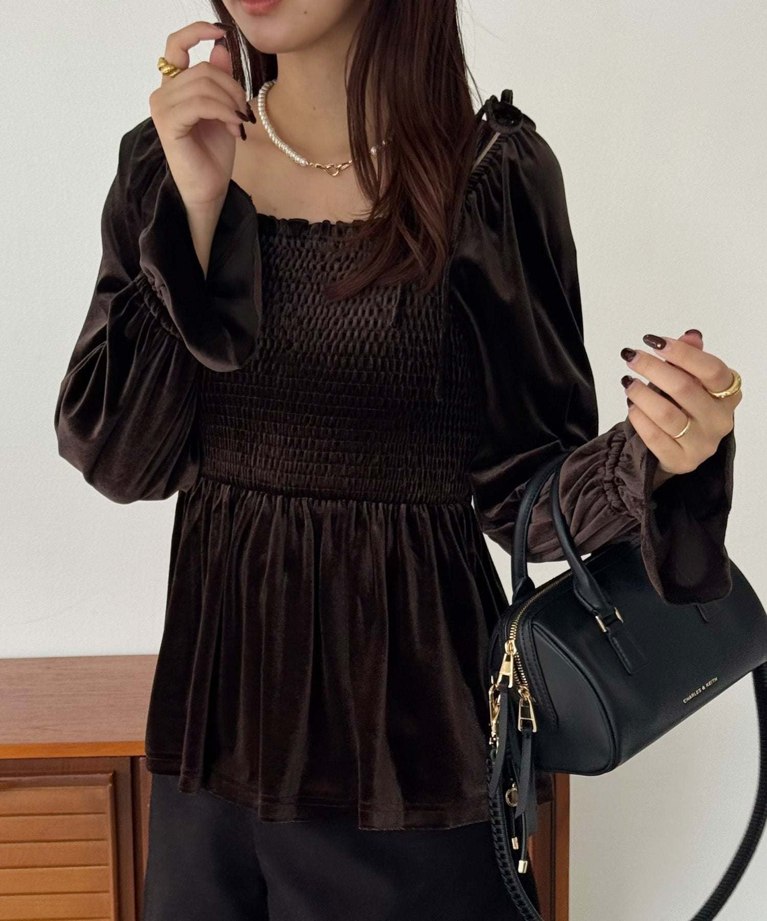 ジュノア JUNOAH シャーリングベロア肩リボンブラウス （ダークブラウン） ダークブラウン