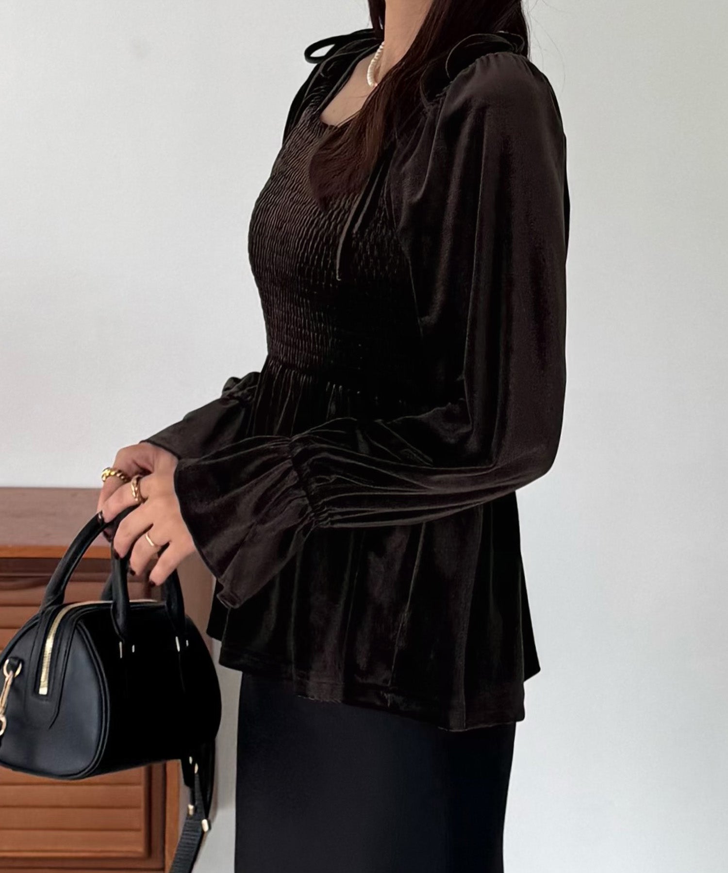 ジュノア JUNOAH シャーリングベロア肩リボンブラウス （ダークブラウン） ダークブラウン