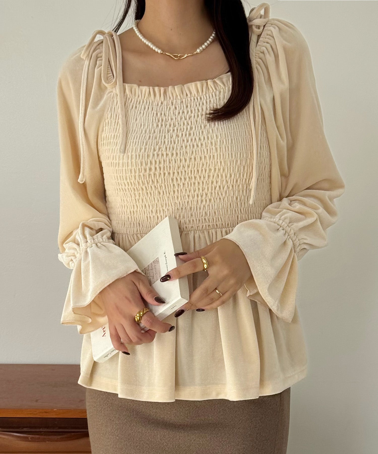 ジュノア JUNOAH シャーリングベロア肩リボンブラウス （ライトベージュ） ライトベージュ