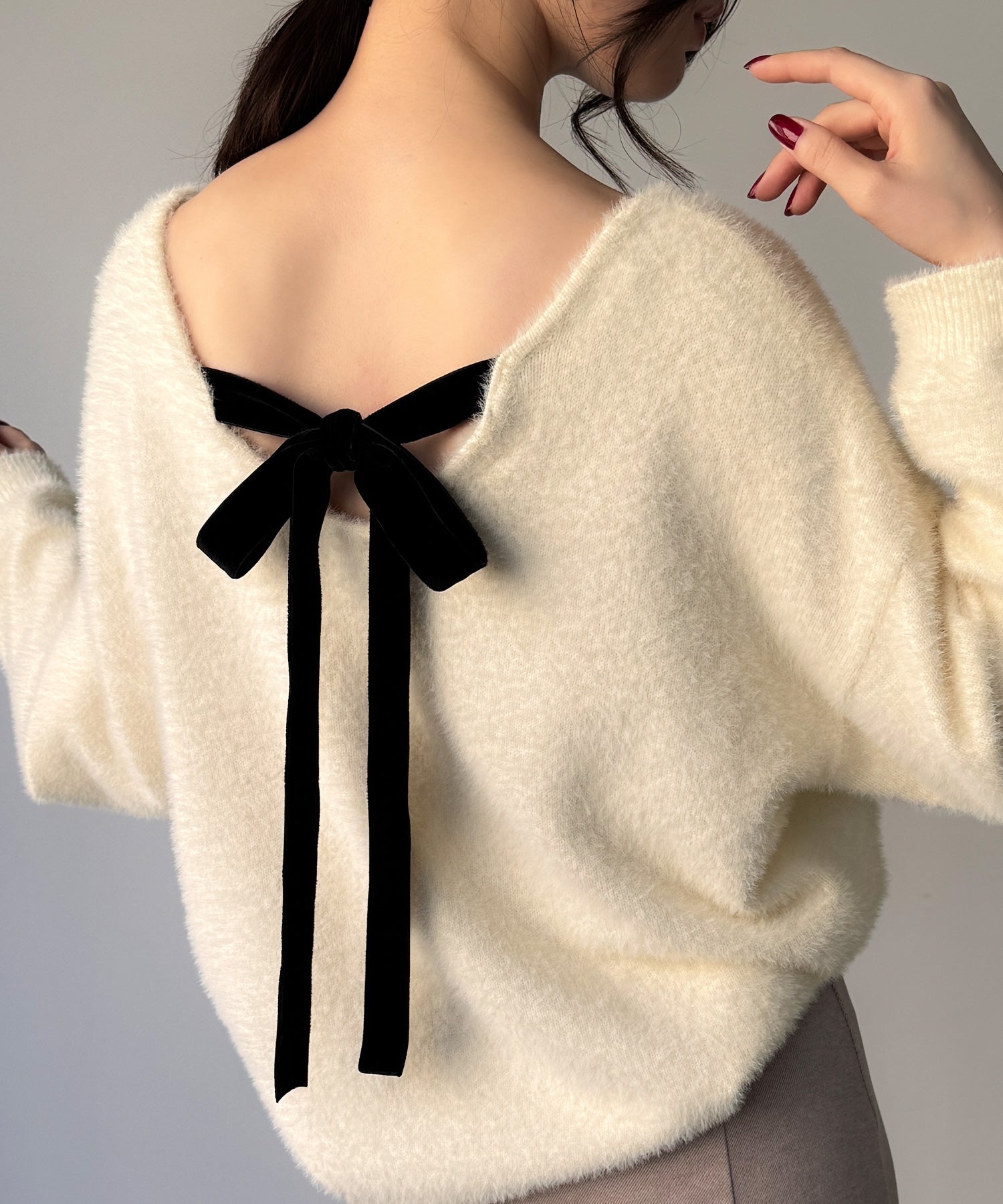 ジュノア JUNOAH バックベロアリボンシャギーニットトップス （アイボリー） アイボリー