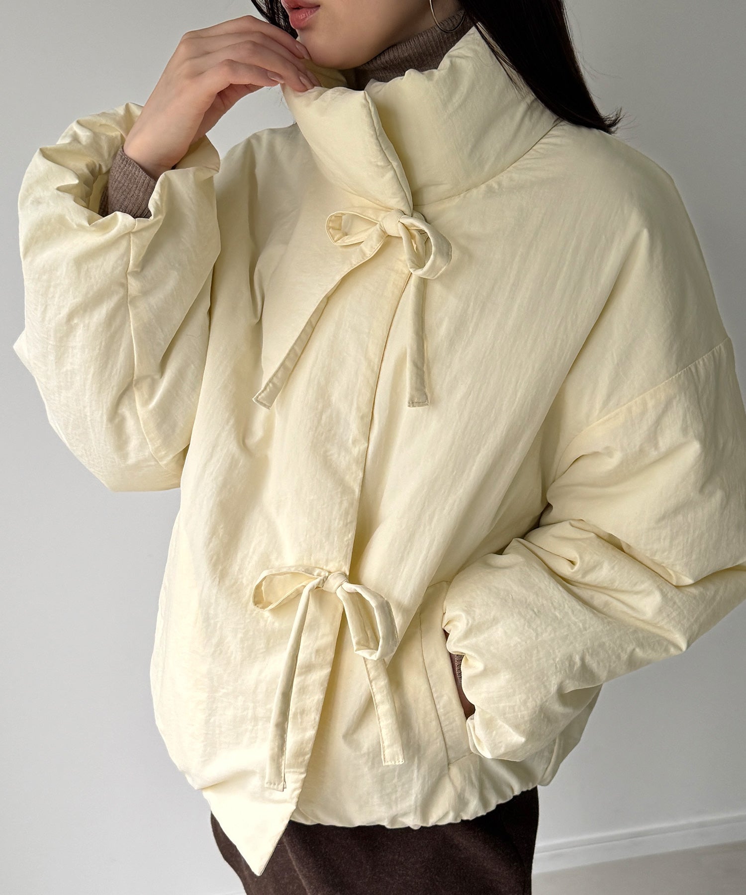 ジュノア JUNOAH スタンドカラーリボン中綿アウター （アイボリー） アイボリー