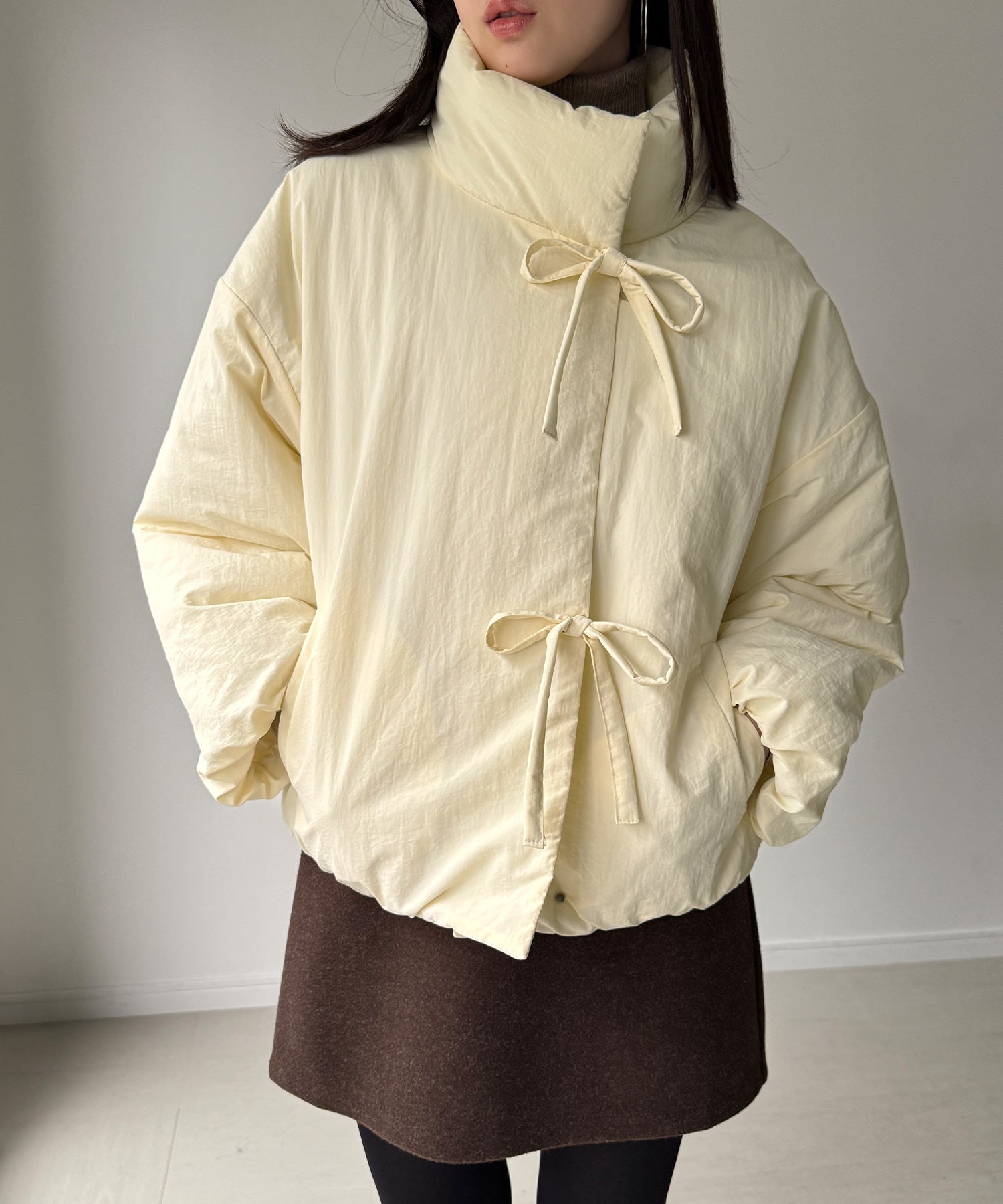 ジュノア JUNOAH スタンドカラーリボン中綿アウター （アイボリー） アイボリー