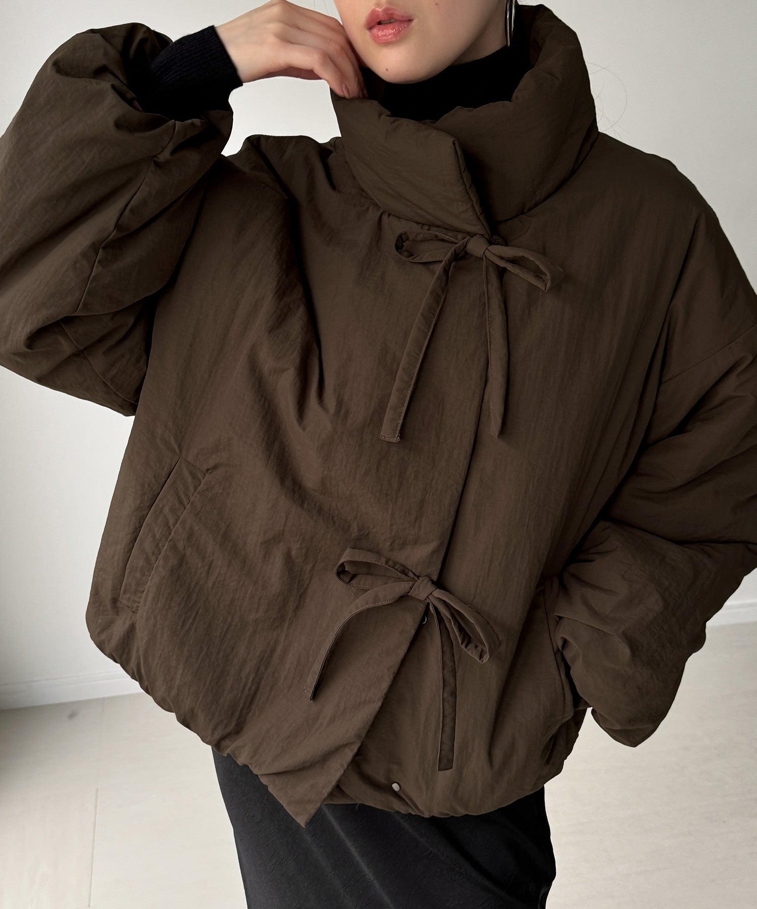 ジュノア JUNOAH スタンドカラーリボン中綿アウター （ブラウン） ブラウン