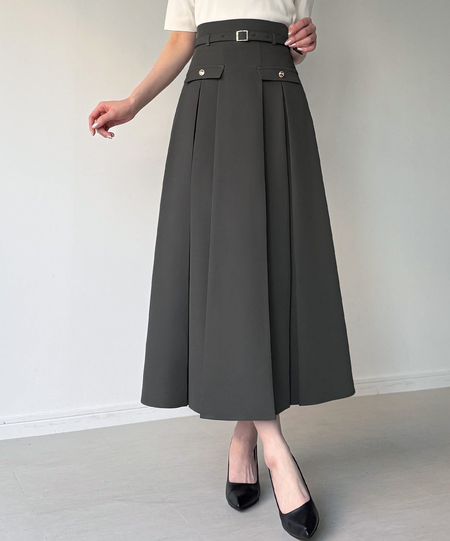 ジュノア JUNOAH ベルト付きボックスプリーツミディスカート （チャコール） チャコール