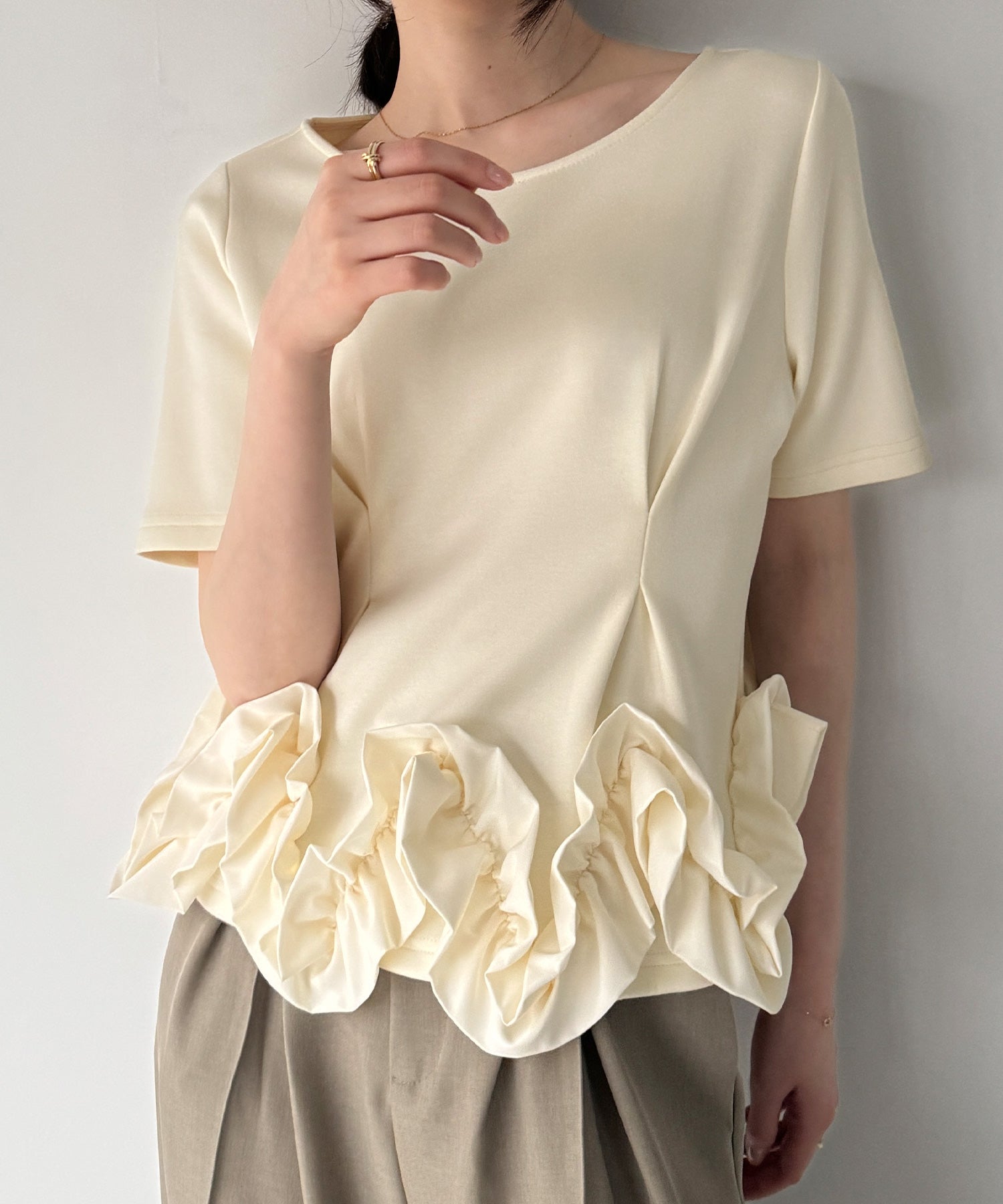 ジュノア JUNOAH フリル半袖トップス （アイボリー） アイボリー