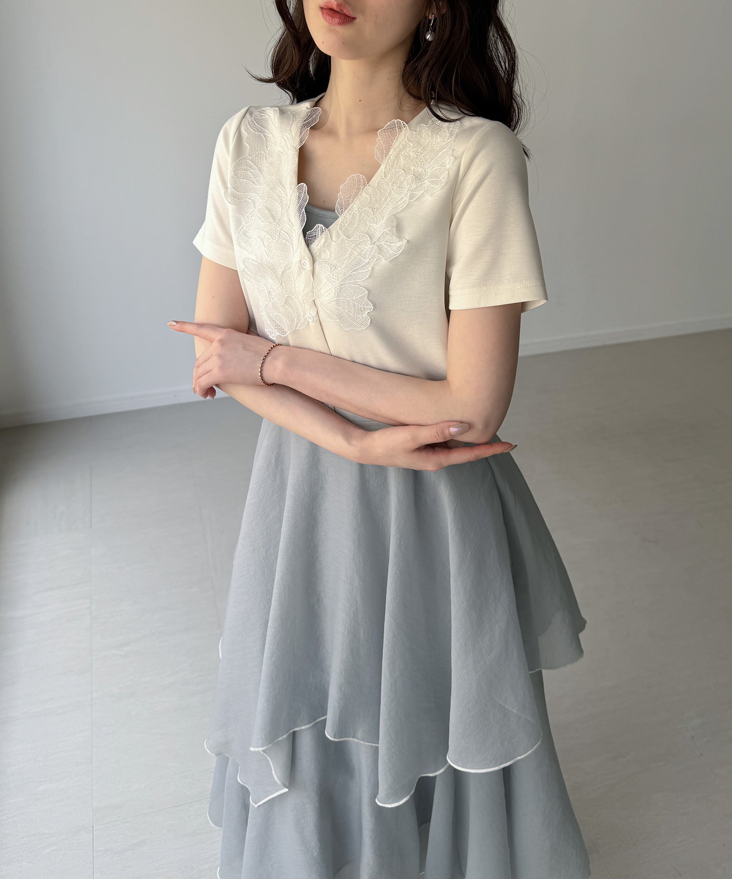 ジュノア JUNOAH レースモチーフカーディガンsetシアーティアードワンピース （アイボリー） アイボリー