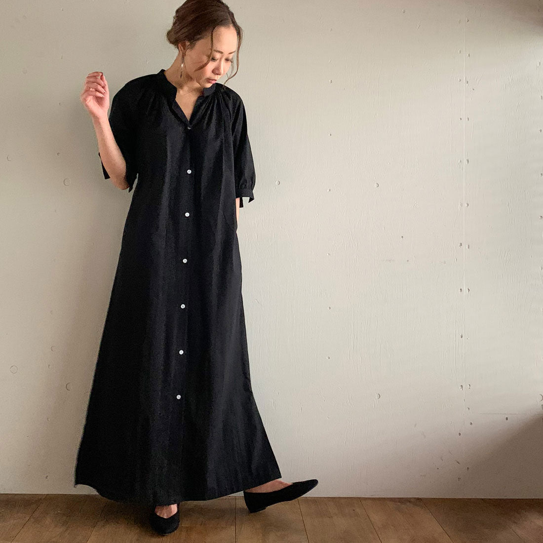 ジュノア JUNOAH スタンドカラーマキシ丈シャツワンピース 韓国ファッション （ブラック） ブラック