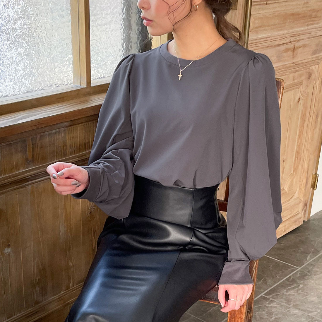 ジュノア JUNOAH パフスリーブボリューム長袖ブラウス （チャコール） チャコール