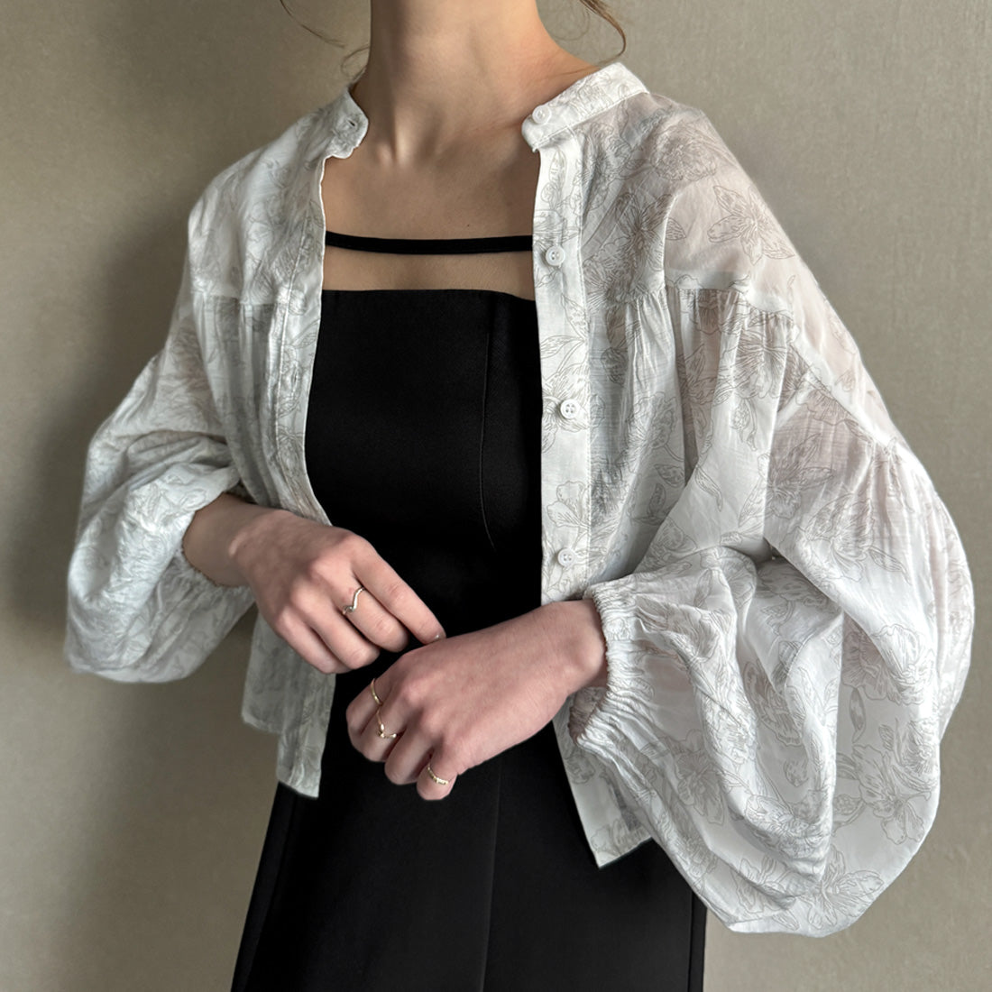 ジュノア JUNOAH シアー花柄ギャザーショートシャツ