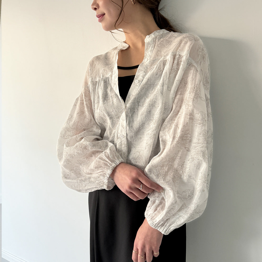 ジュノア JUNOAH シアー花柄ギャザーショートシャツ