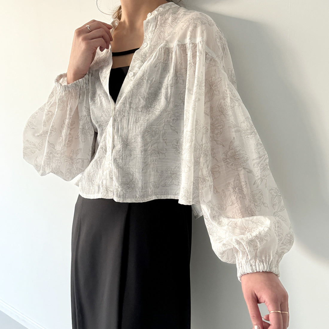 ジュノア JUNOAH シアー花柄ギャザーショートシャツ