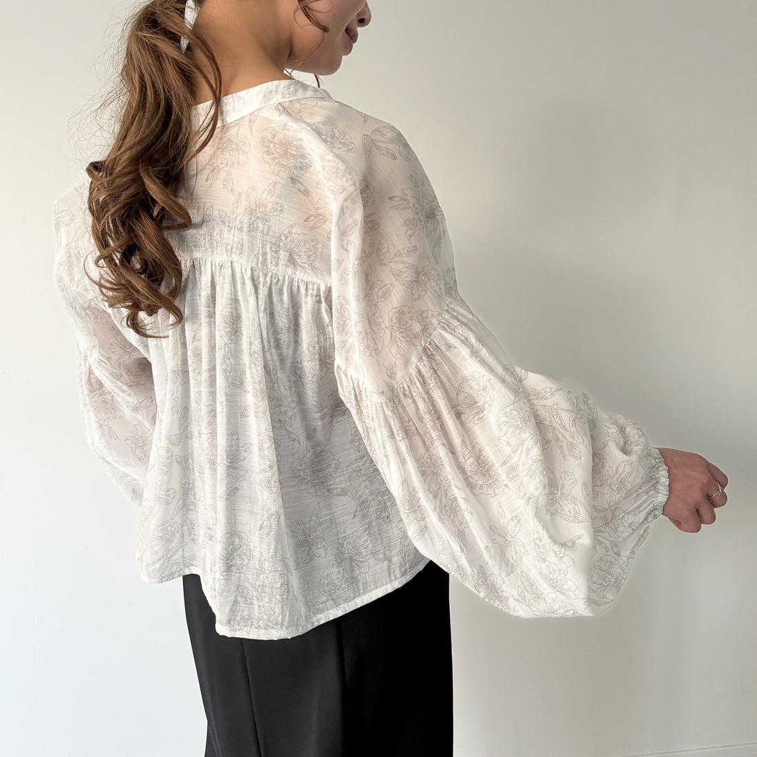 ジュノア JUNOAH シアー花柄ギャザーショートシャツ