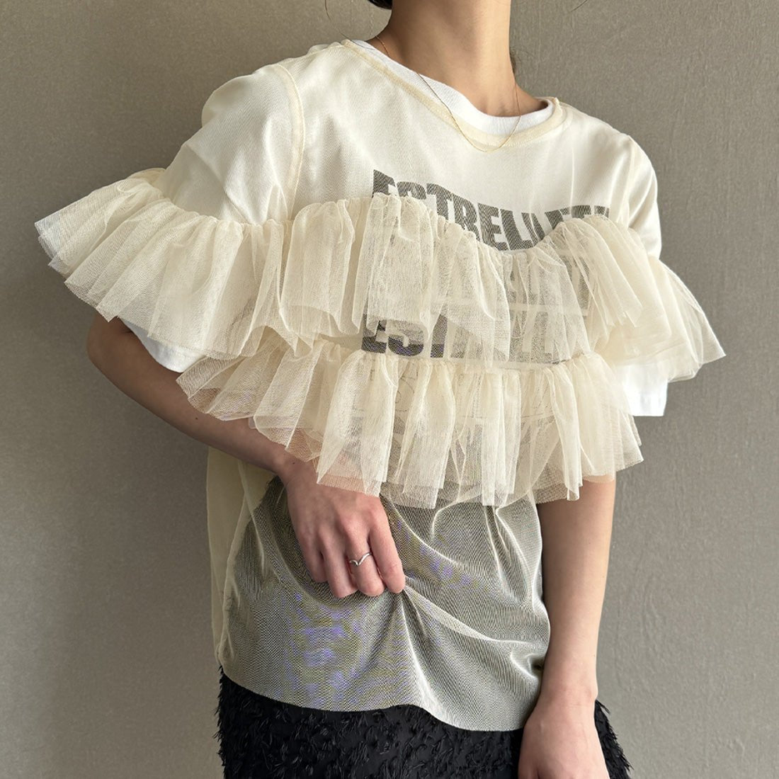 ジュノア JUNOAH 半袖フリルチュールトップス,アイボリー