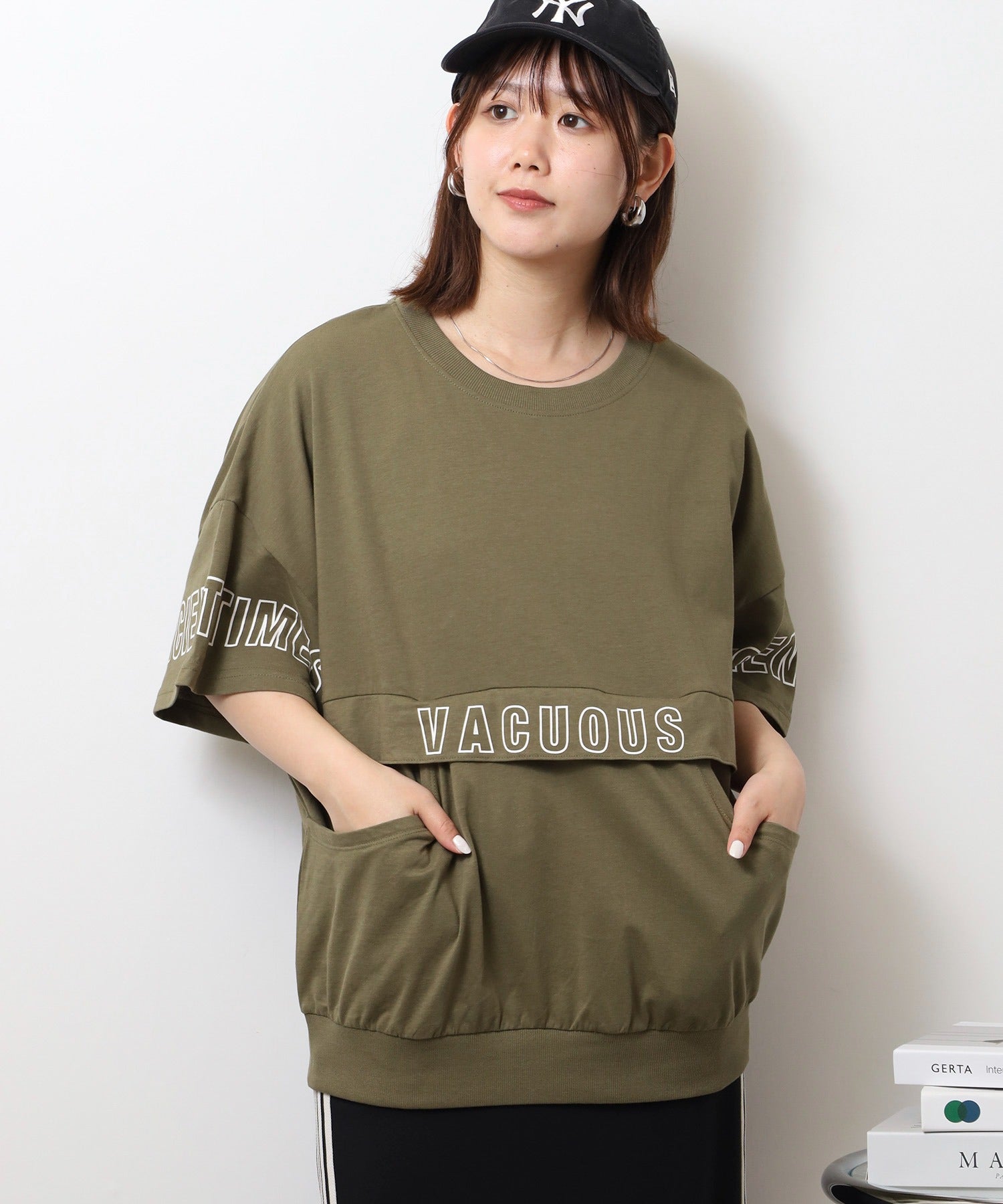 ジャングルジャロピー JUNGLE JALOPY ポケット付きオーバーサイズシルエットロゴプリントTシャツ レディース （KHAKI） KHAKI