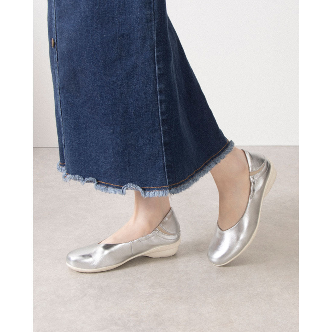 Kobe Oasis Genuine Leather Wide V-Cut Flat Shoes