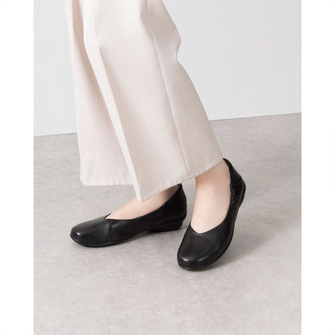 Kobe Oasis Genuine Leather Wide V-Cut Flat Shoes
