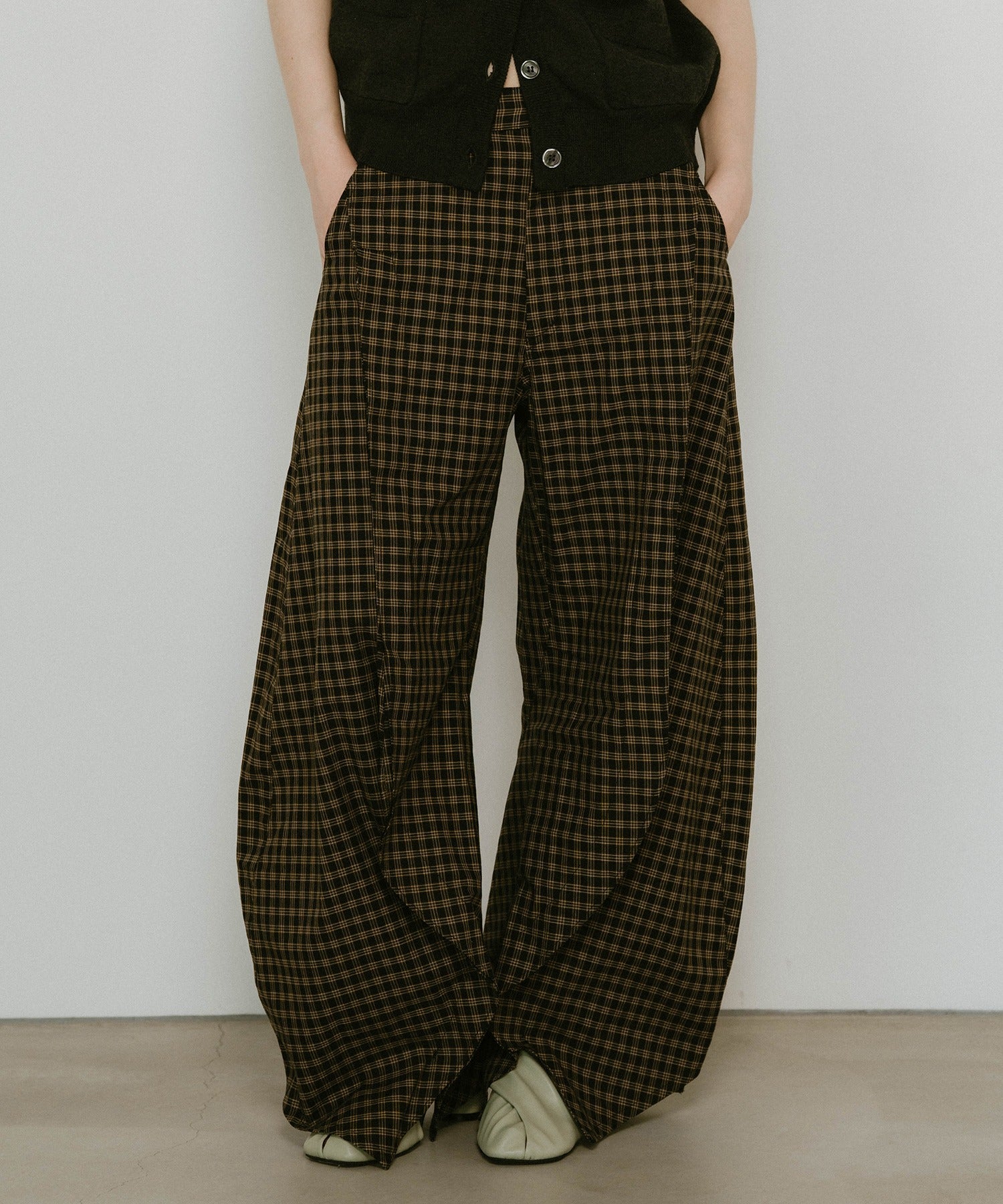 クヌースマーフ Knuth Marf slit deformed pant （ブラック系その他2） ブラック系その他2