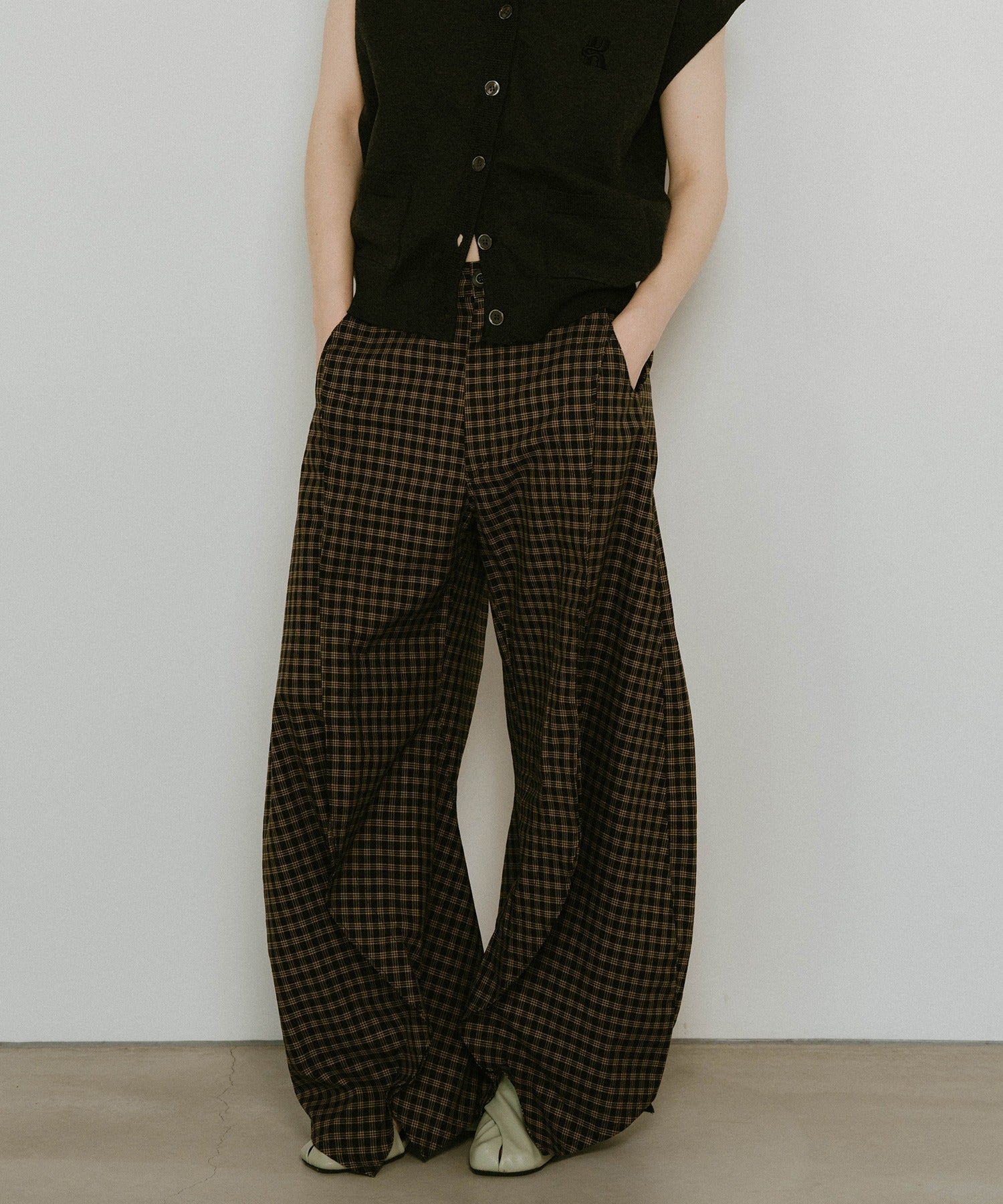 クヌースマーフ Knuth Marf slit deformed pant （ブラック系その他2） ブラック系その他2