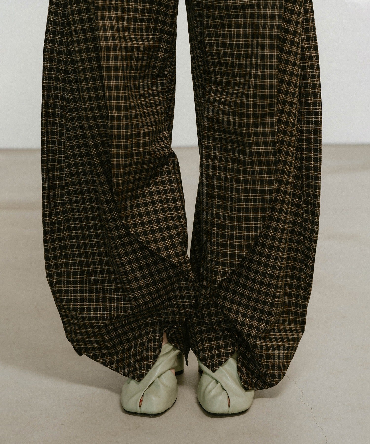 クヌースマーフ Knuth Marf slit deformed pant （ブラック系その他2） ブラック系その他2