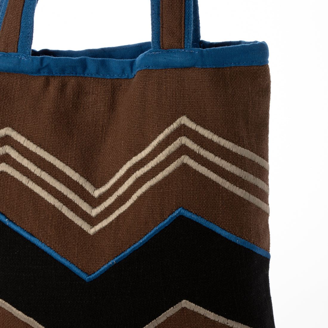カンカン KANKAN ジグザグ刺繍フラットバッグ