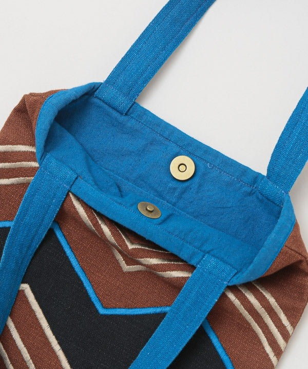 カンカン KANKAN ジグザグ刺繍フラットバッグ （ブラウン） ブラウン