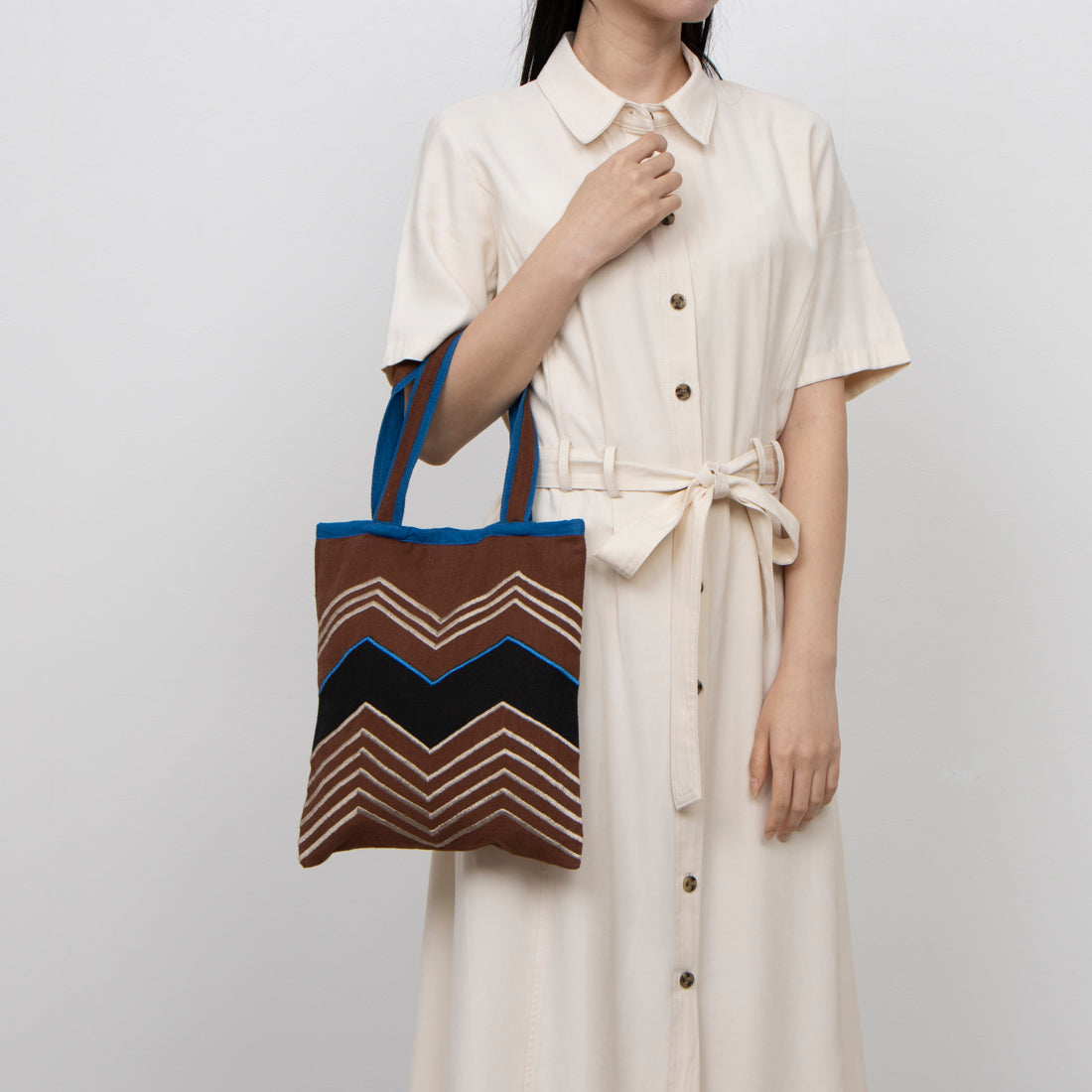 カンカン KANKAN ジグザグ刺繍フラットバッグ （ブラウン） ブラウン