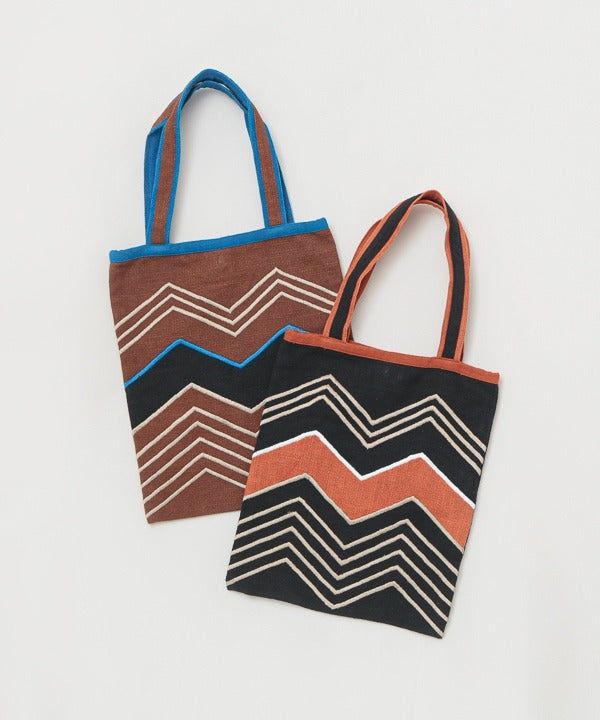 カンカン KANKAN ジグザグ刺繍フラットバッグ （ブラウン） ブラウン