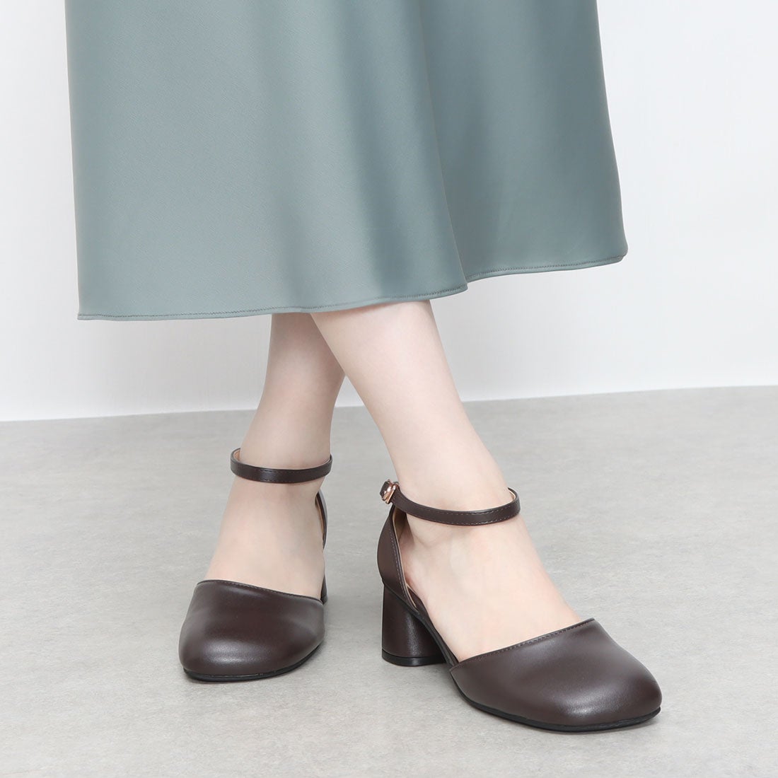 SFW Liberty Doll LiBERTYDOLL [New with defects] Round and square-toe separate strap beautiful leg pumps / 1160