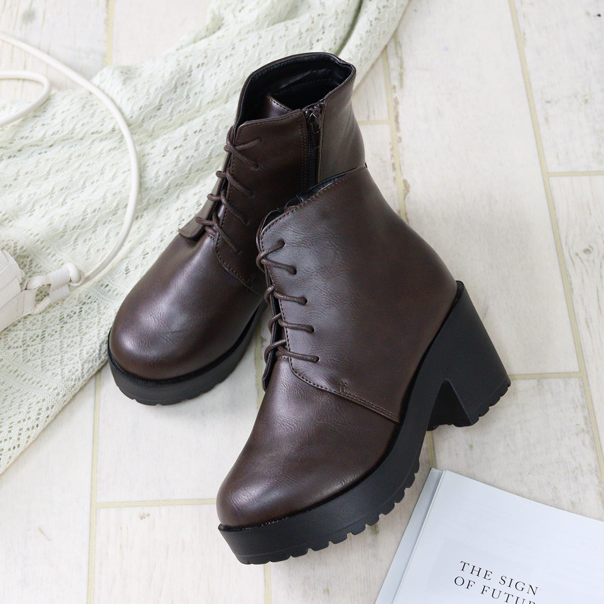 Liberty Doll LiBERTYDOLL Beautiful silhouette, soft and comfortable thick sole lace-up boots with zipper / 9040