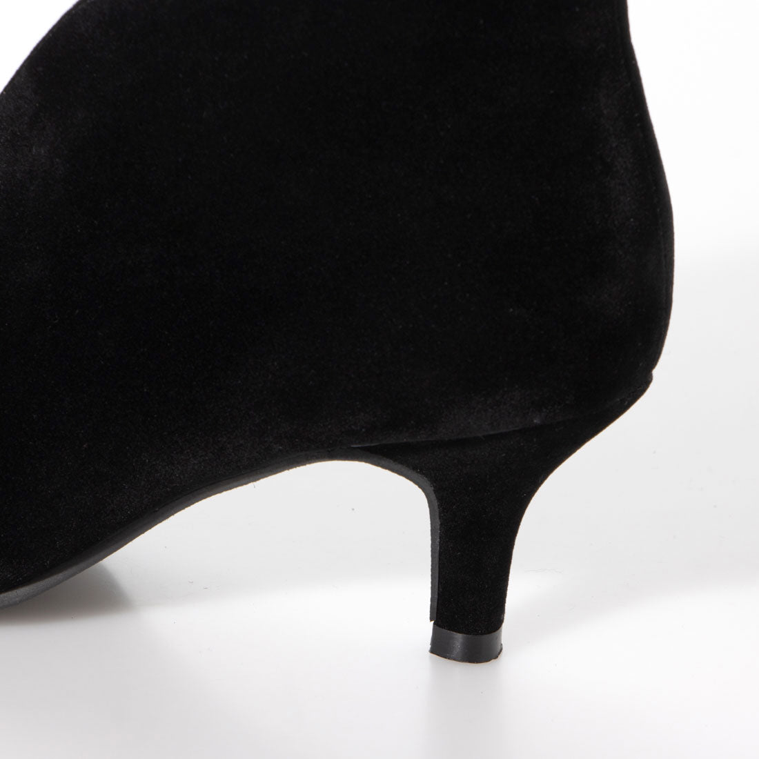 LiBERTYDOLL V-cut short booties with a beautiful silhouette and comfortable fit/5538
