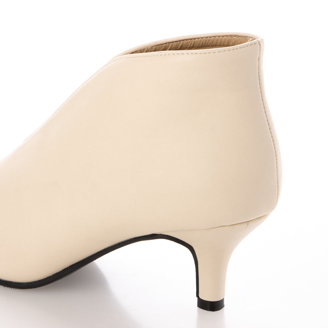 LiBERTYDOLL V-cut short booties with a beautiful silhouette and comfortable fit/5538