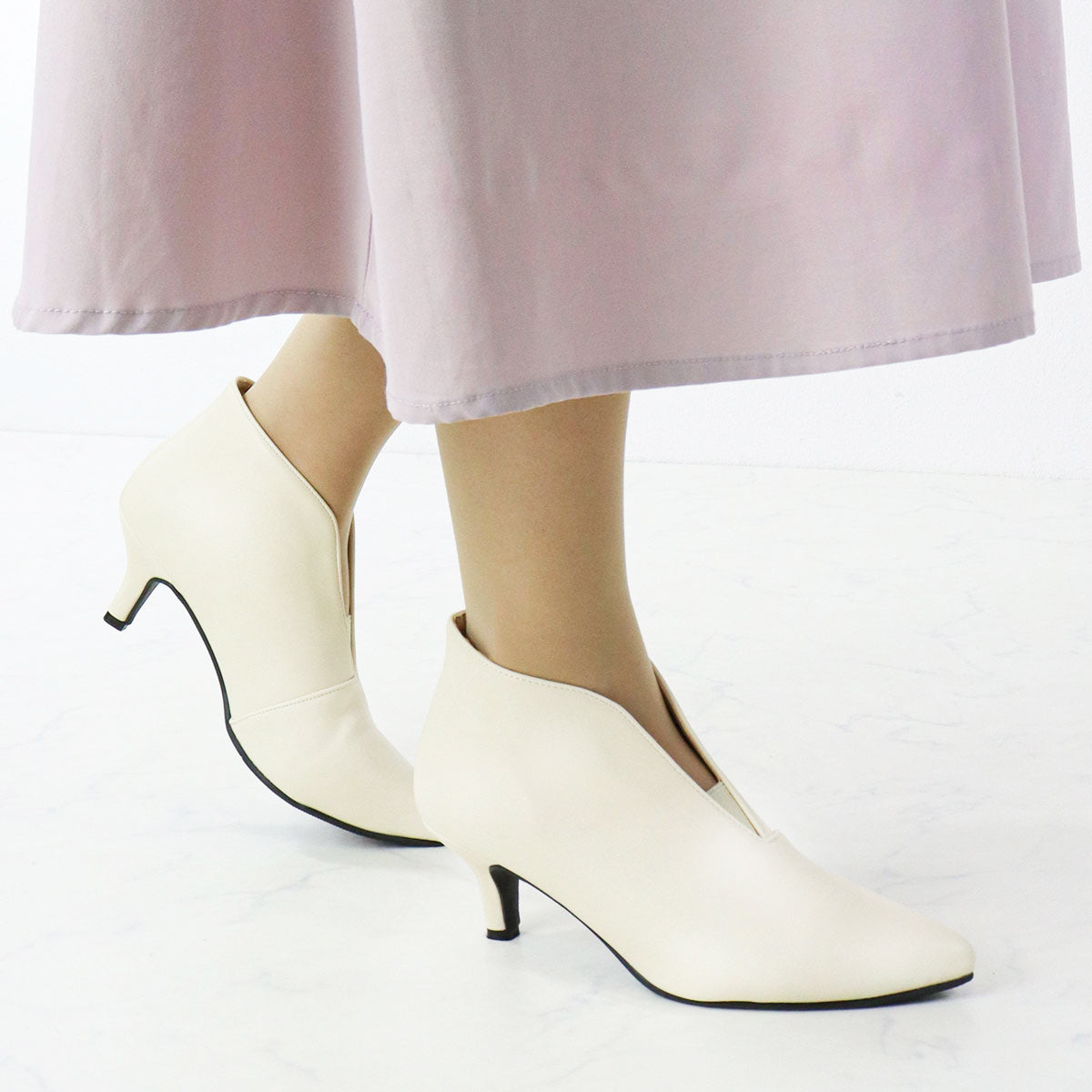 LiBERTYDOLL V-cut short booties with a beautiful silhouette and comfortable fit/5538