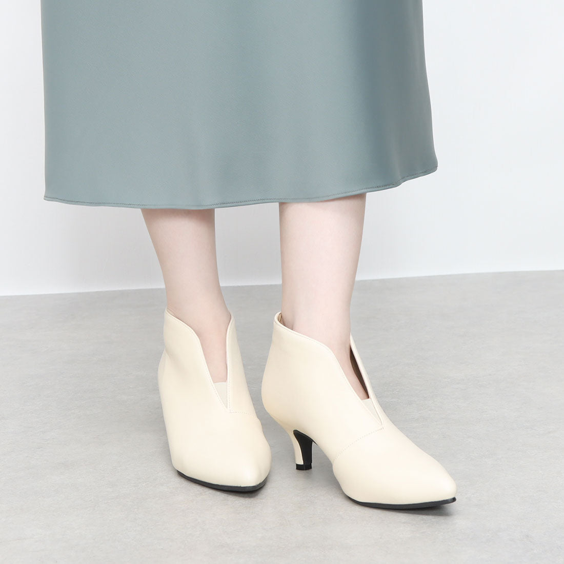 LiBERTYDOLL V-cut short booties with a beautiful silhouette and comfortable fit/5538