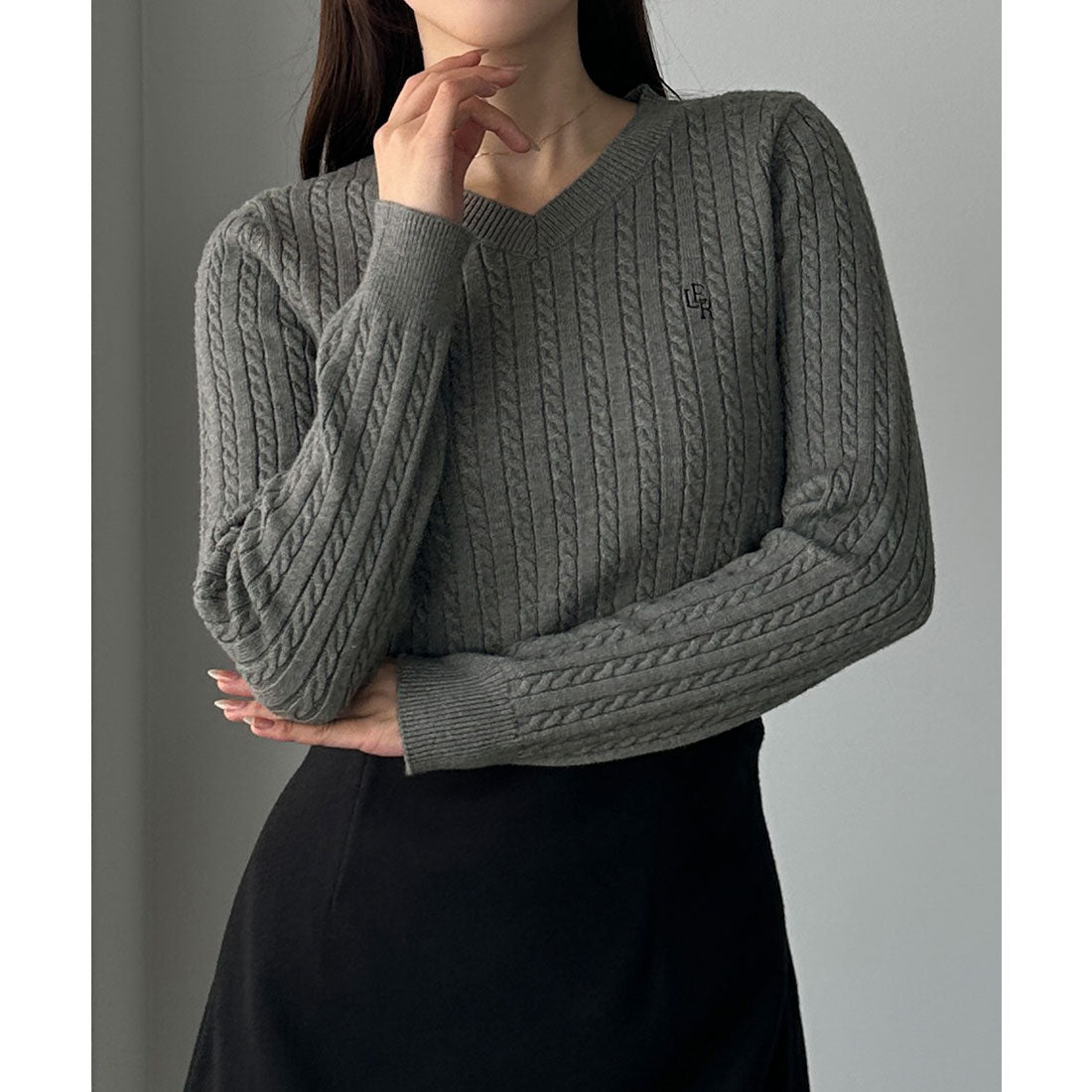 ルエレ Louere Louere Vネックロゴ刺繍ケーブルニットトップス （チャコール） チャコール