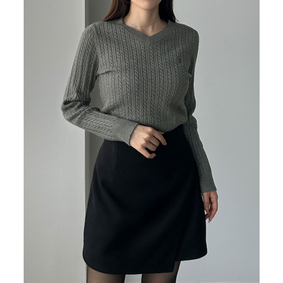 ルエレ Louere Louere Vネックロゴ刺繍ケーブルニットトップス （チャコール） チャコール