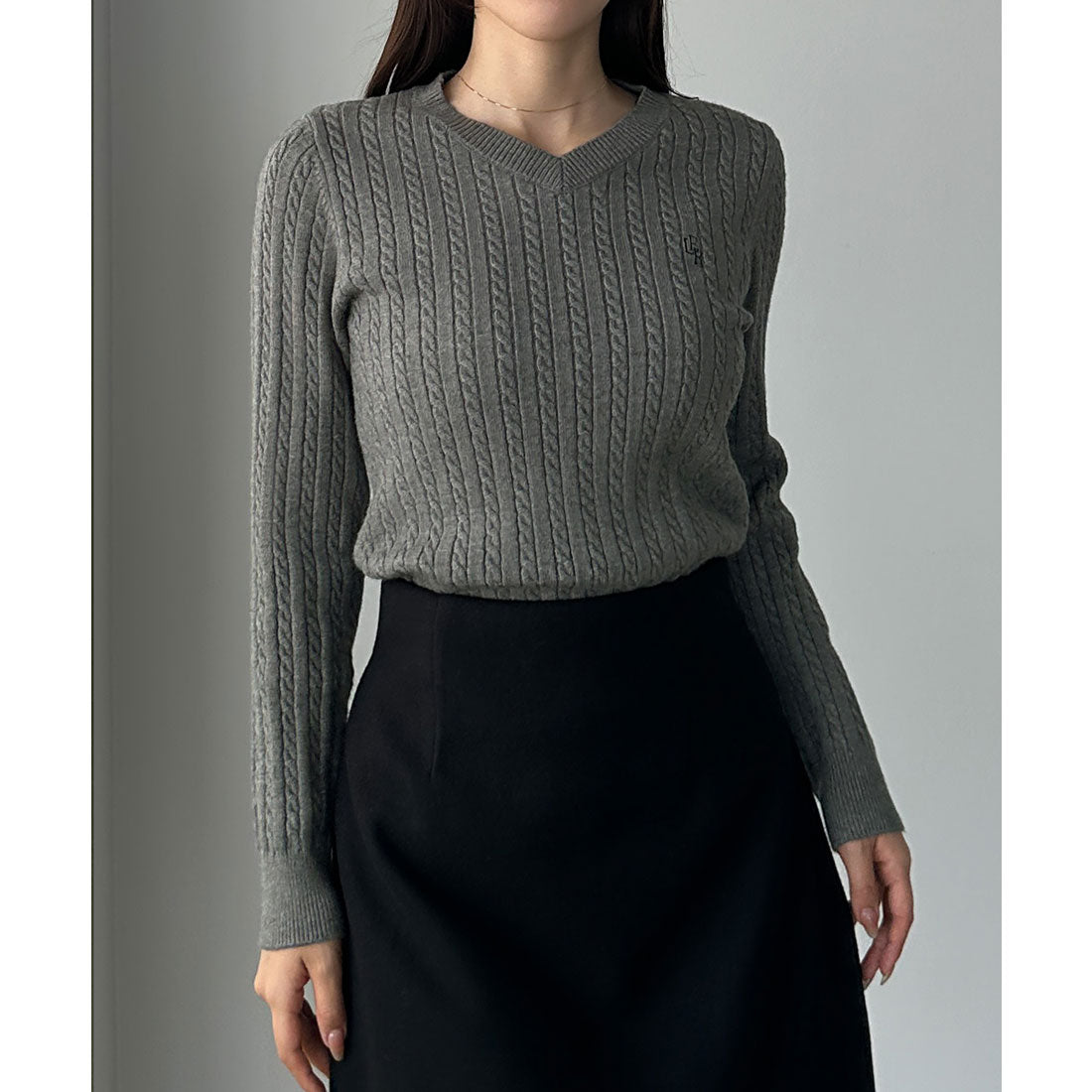 ルエレ Louere Louere Vネックロゴ刺繍ケーブルニットトップス （チャコール） チャコール
