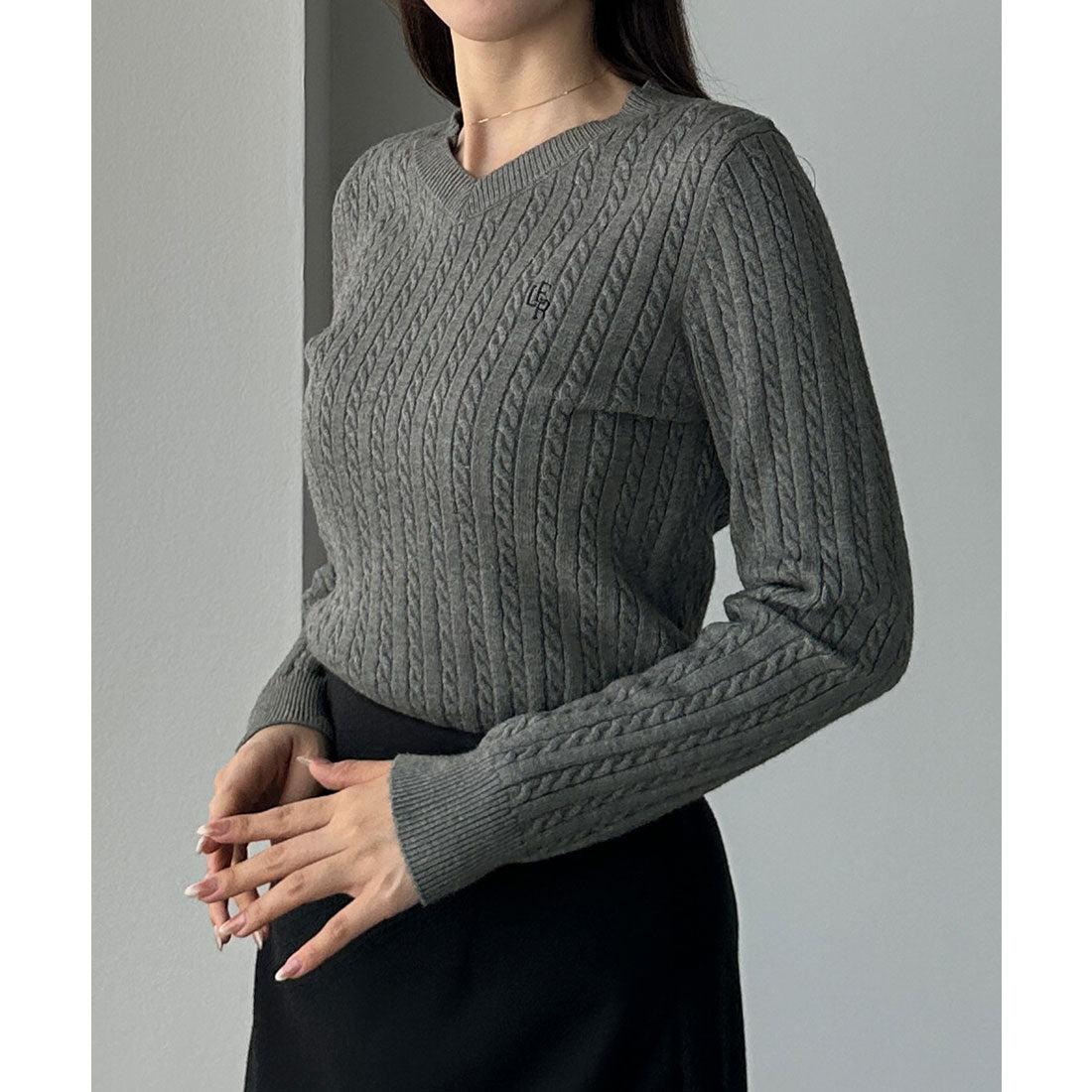 ルエレ Louere Louere Vネックロゴ刺繍ケーブルニットトップス （チャコール） チャコール