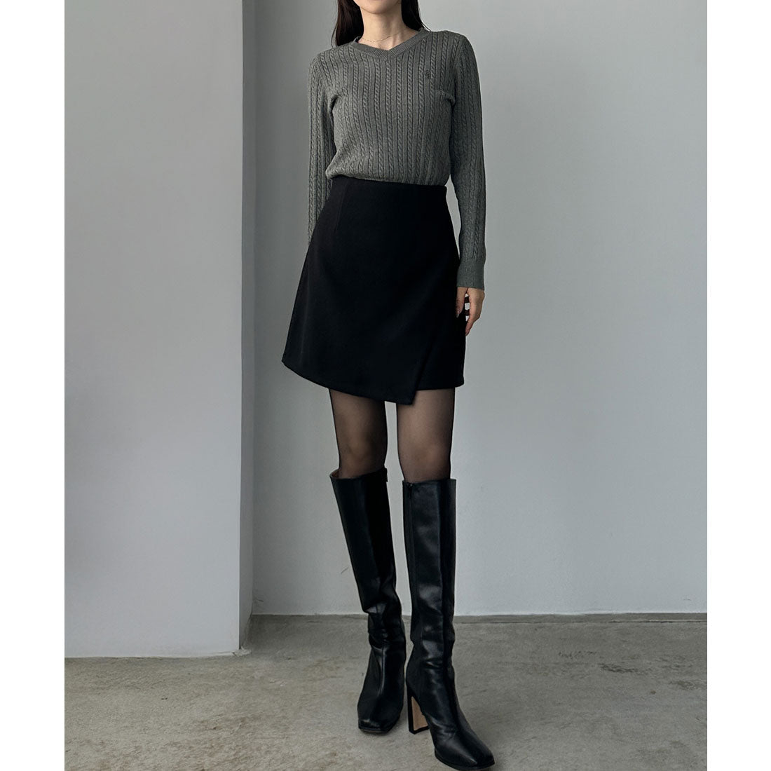 ルエレ Louere Louere Vネックロゴ刺繍ケーブルニットトップス （チャコール） チャコール