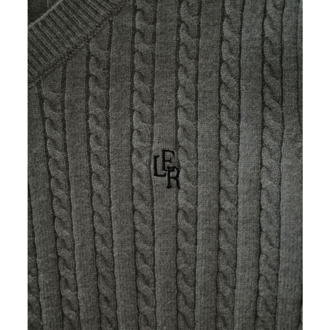 ルエレ Louere Louere Vネックロゴ刺繍ケーブルニットトップス （チャコール） チャコール
