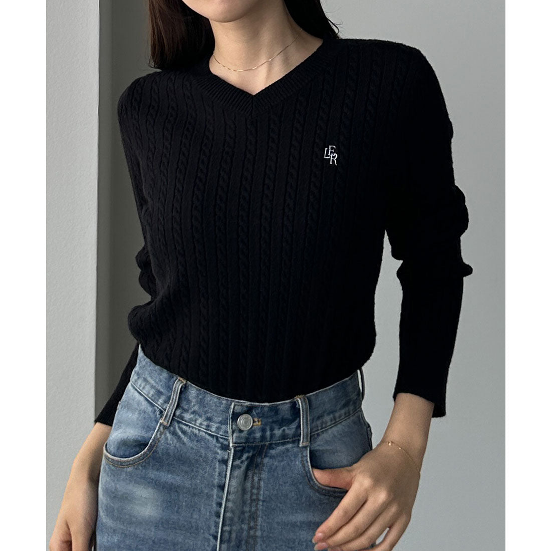 ルエレ Louere Louere Vネックロゴ刺繍ケーブルニットトップス （ブラック） ブラック