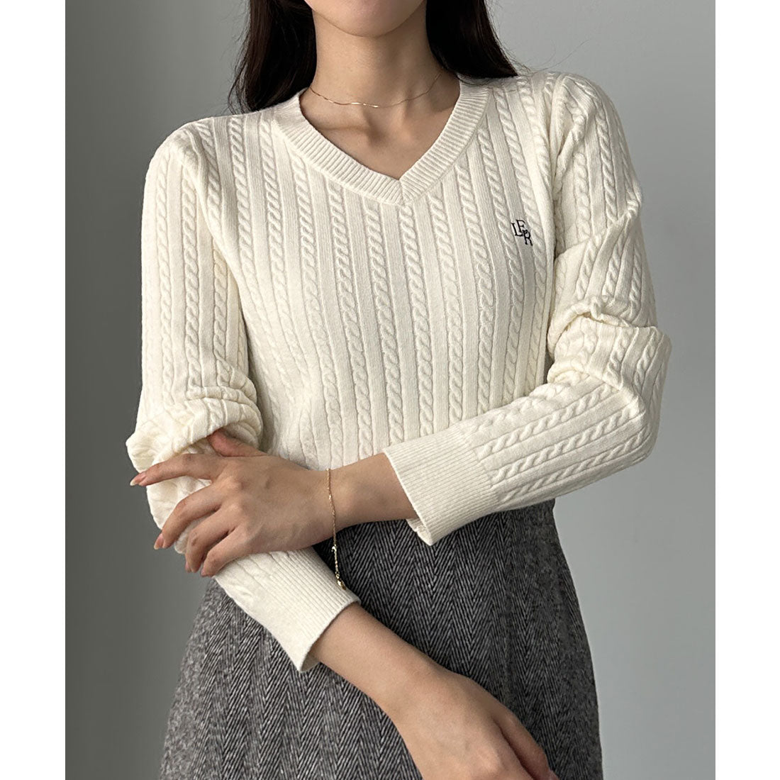 ルエレ Louere Louere Vネックロゴ刺繍ケーブルニットトップス （アイボリー） アイボリー