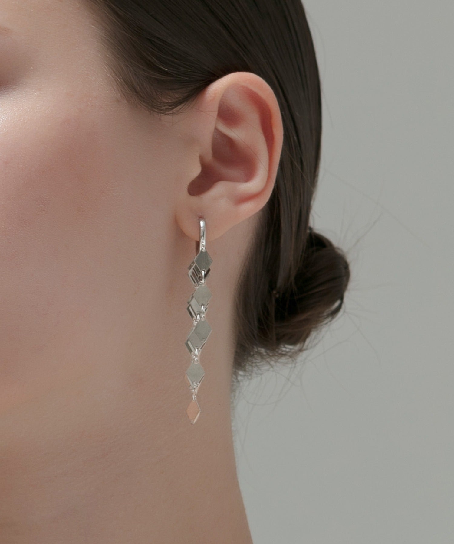 レジャ Leja ダイヤモチーフロングピアス結婚式 パーティー 成人式 二次会 同窓会 お呼ばれ オケージョン20代 30代 40代 （SILVER） SILVER